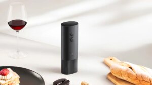 Cómo descorchar las botellas sin esfuerzo con este abridor eléctrico y barato de Xiaomi perfecto para ‘winelovers’