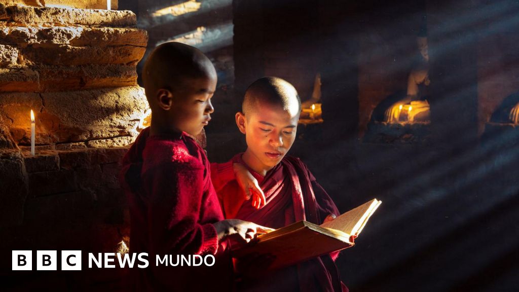 Cómo es el complejo ritual de los budistas tibetanos para encontrar al sucesor del Dalai Lama (y por qué podría desatar un conflicto con China)