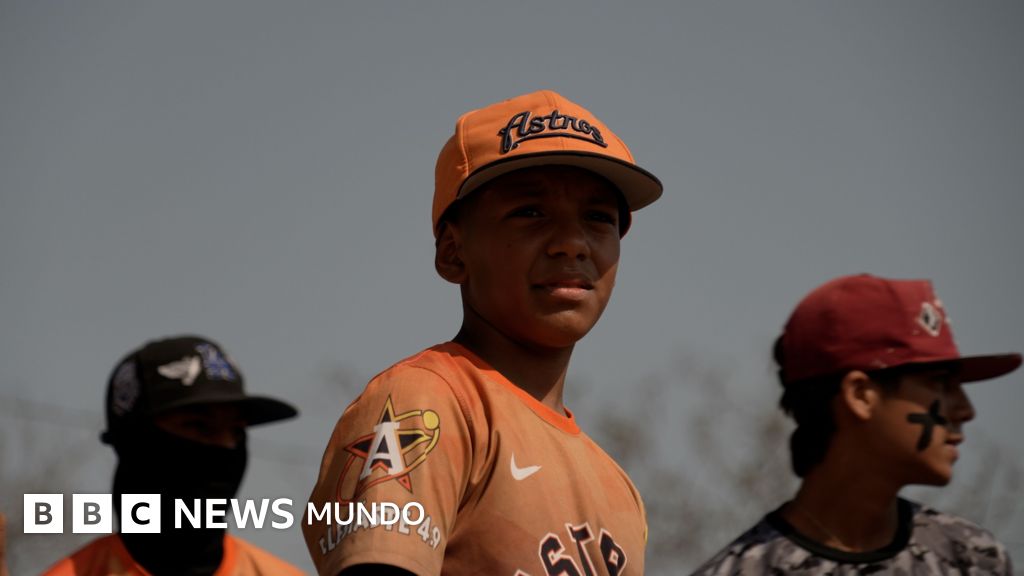 Cómo los niños migrantes venezolanos en Perú están utilizando el béisbol para reconectarse con su país
