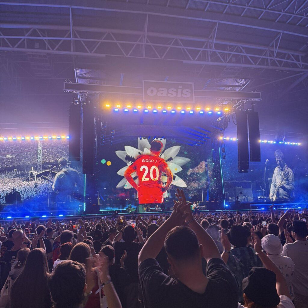 Con el tema "Live Forever", Oasis realizó un emotivo homenaje a Diogo Jota durante su concierto en Cardiff (Video) - AlbertoNews