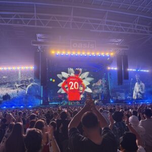 Con el tema "Live Forever", Oasis realizó un emotivo homenaje a Diogo Jota durante su concierto en Cardiff (Video) - AlbertoNews