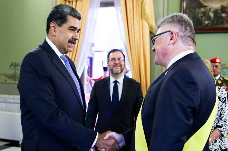 Condecoran a los embajadores de Belarús y del Líbano