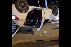 Conductor causó un grave accidente y huyó, dejando herida a una familia
