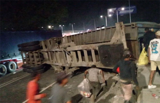 Container de comida se voltea en Tazón y deja una persona lesionada