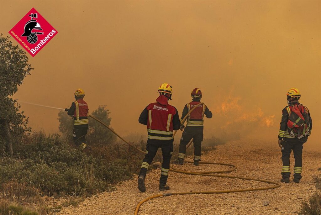Controlado el incendio forestal de Ibi mientras el de Villena sigue con evolución favorable