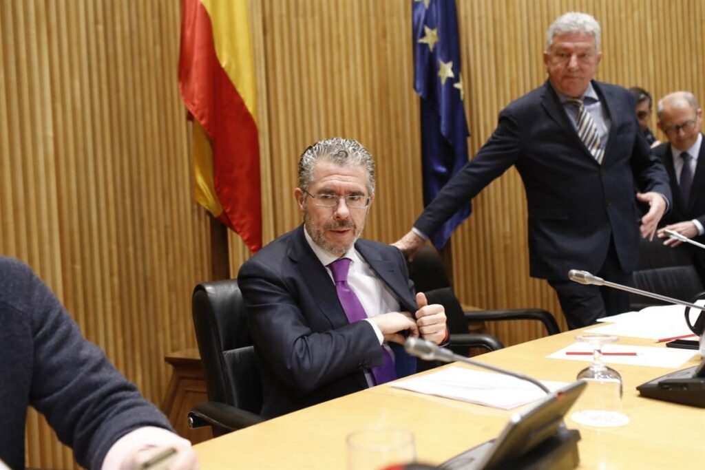 Correos del 'caso Montoro' señalan que Francisco Granados esperaba "instrucciones" a favor del sector papelero