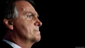 Corte impone a Bolsonaro uso de tobillera electrónica – DW – 18/07/2025