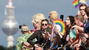 Críticas a Merz en el Orgullo Gay por desdeñar el uso oficial la bandera arcoiris | elperiodico.com