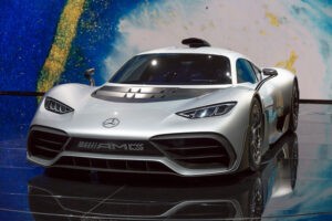 Cuando Mercedes fabricó un "F1" de calle a tres millones de euros cada uno, se olvidó de algo importante: que no se incendiaran