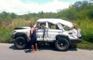 Cuatro adultos y tres menores trasladados al hospital de Boca de Uchire tras vuelco de Toyota machito
