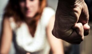 Cuatro años de cárcel a ‘hombre’ que agredió brutalmente a su esposa cuando lo descubrió chateando con otra mujer