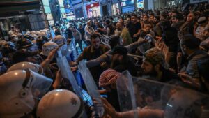 Manifestantes islamistas gritaron consignas contra caricaturistas mientras se congregaban en la avenida Istiklal, cerca de la revista LeMan, en Estambul