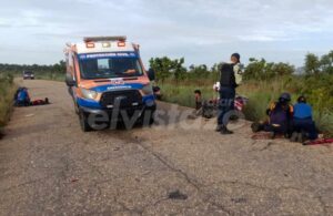 Cuatro lesionados deja colisión de dos motos vía El Caris la mañana de este jueves