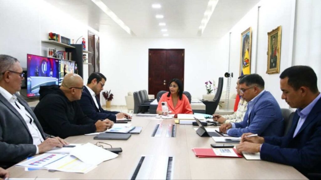 Delcy Rodríguez sostuvo reunión con el gabinete económico
