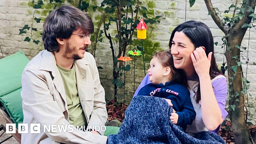 "Descubrí que mi hija era sorda al poco de nacer, pero fue solo el principio de una enfermedad ultrarrara para la que busco cura"