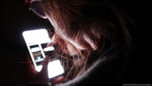 Desnudos falsos con IA desatan ola de extorsión digital – DW – 21/07/2025