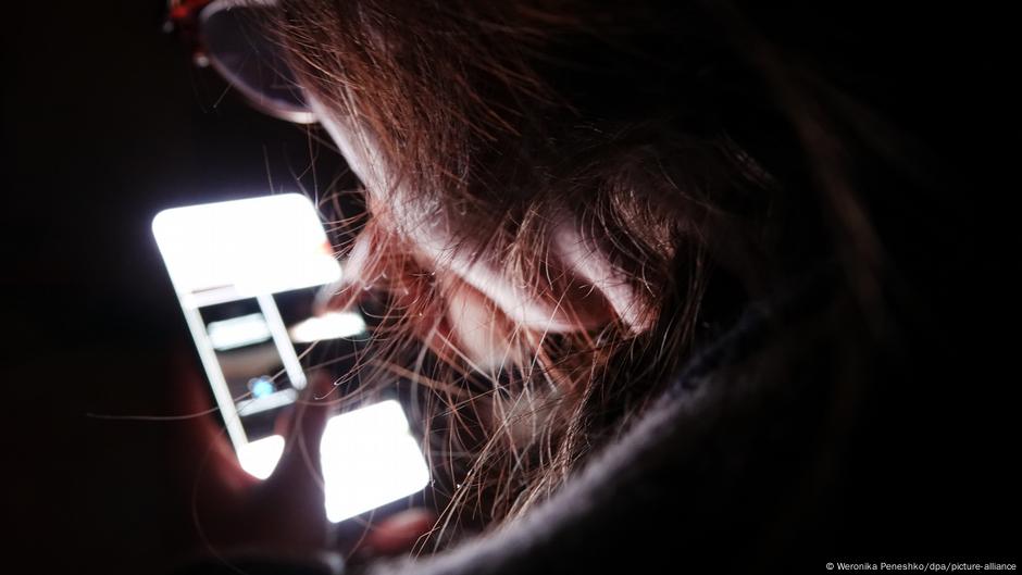 Desnudos falsos con IA desatan ola de extorsión digital – DW – 21/07/2025