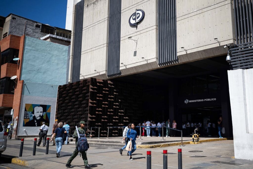 detiene a un hombre por comercializar certificados médicos en Venezuela Caracas, 20 ene (EFE).- Un hombre de 40 años que comercializaba, de manera ilícita, certificados médicos en la ciudad venezolana de Valencia (estado Carabobo, norte) fue detenido en las últimas horas por agentes del Cuerpo de Investigaciones Científicas, Penales y Criminalísticas (Cicpc), informó este lunes el director de este organismo policial, Douglas Rico. El sujeto usurpaba "identidades de especialistas de la salud y con códigos falsos, perjudicando a quienes confiaban en la veracidad" de los documentos, explicó el funcionario en la red social Instagram. Durante la detención, en una urbanización de Valencia, los policías decomisaron "como evidencias" 11 certificados viales del Colegio de Médicos del Distrito Capital (Caracas), indicó Rico. El director del cuerpo policial agregó que este operativo forma parte de las acciones para "atacar frontalmente la delincuencia". Según el Cicpc, cerca de unas 40 personas fueron detenidas recientemente en Caracas y 13 regiones del país caribeño por diversos delitos, principalmente, hurto, robo y hechos de violencia. El 13 de enero, Rico informó de la detención de un joven de 17 años por hurtar conductos eléctricos del aeropuerto internacional 'Antonio José de Sucre', en el este de la nación, donde el menor de edad, junto con otros tres "delincuentes" fugitivos, habían entrado a la pista de aterrizaje y "cortaron y sustrajeron un aproximado de 80 metros" de un cable que suministraba energía al sistema de balizas.