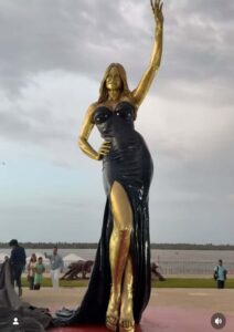 Develan estatua de Sofía Vergara para celebrar su cumpleaños