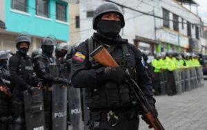 Dictaron prisión preventiva a cinco policías de Ecuador por venta de armas a bandas criminales