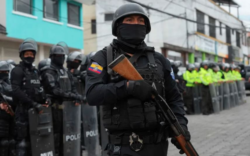 Dictaron prisión preventiva a cinco policías de Ecuador por venta de armas a bandas criminales