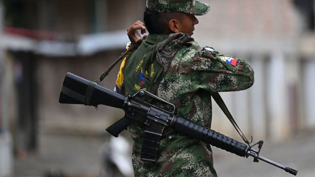 Disidencia de las FARC entregará 13 toneladas de material de guerra al Gobierno colombiano - AlbertoNews