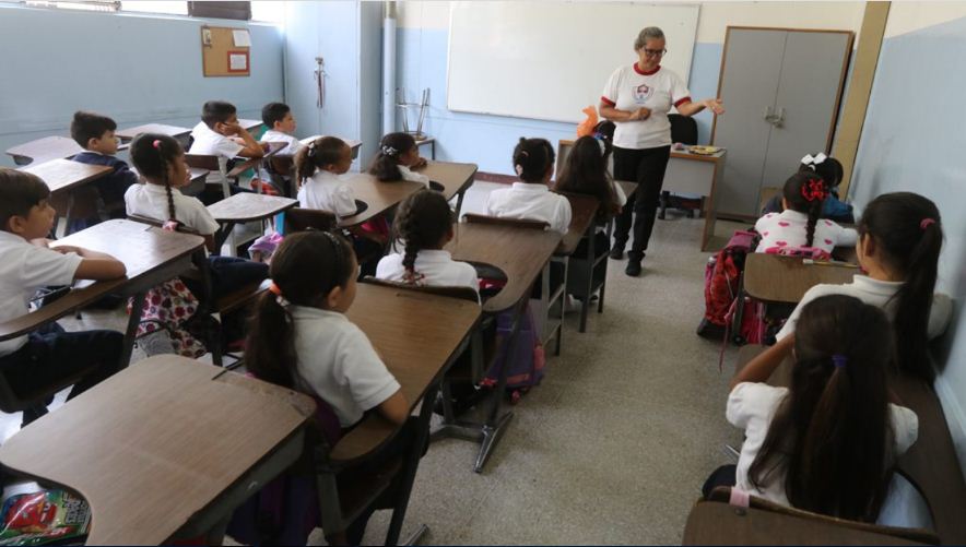 Docentes culminan el año con salarios congelados
