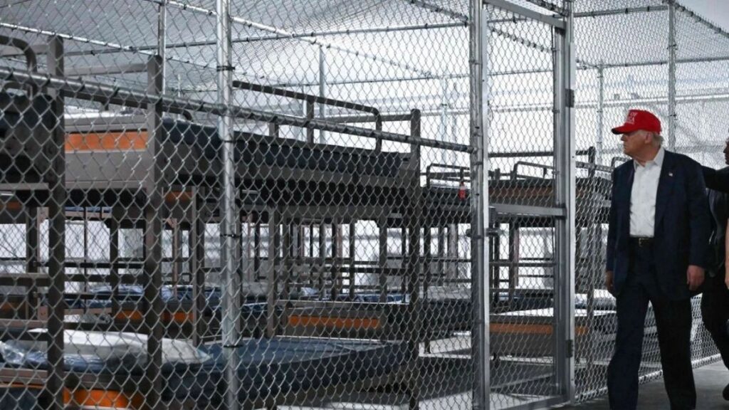 Donald Trump presentó la Alcatraz de los caimanes, una cárcel para alojar a más de 5.000 migrantes