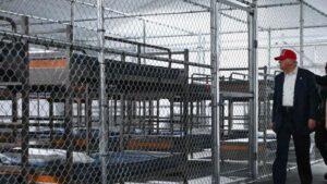 Donald Trump presentó la Alcatraz de los caimanes, una cárcel para alojar a más de 5.000 migrantes