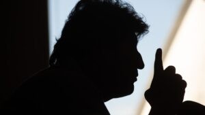 Dos mil personas con estacas, escudos y lanzas protegen el último fortín de Evo Morales | elperiodico.com