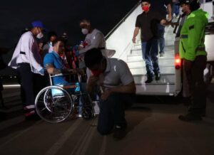 EFE | Venezuela recibió a los detenidos en El Salvador y libera a presos tras inédito canje con EEUU (Fotos) - AlbertoNews