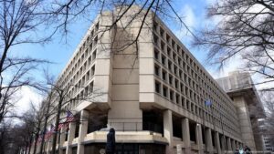 El FBI investiga a su exdirector y al exjefe de la CIA – DW – 10/07/2025