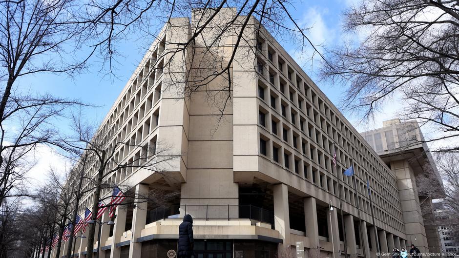 El FBI investiga a su exdirector y al exjefe de la CIA – DW – 10/07/2025