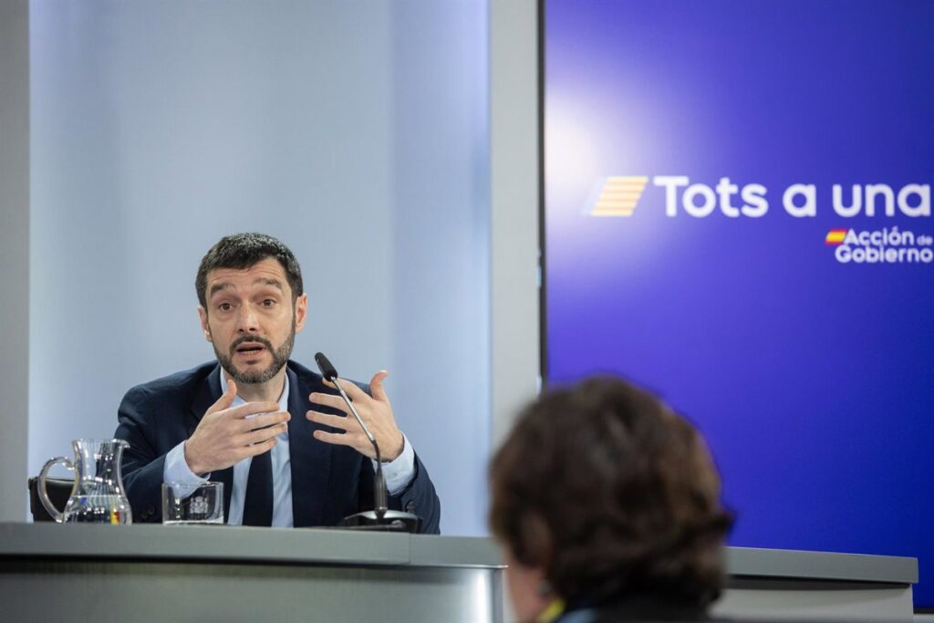 El Gobierno aprueba una norma que prohíbe publicidad de gasolina y aumentar el precio en reventa de entradas