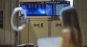 El Ibex 35 se aleja de los máximos de nuevo a pesar del acuerdo comercial entre EEUU y la UE