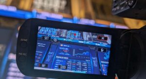 El Ibex 35 toma distancia de los máximos y cae por debajo ya de los 14.200 puntos