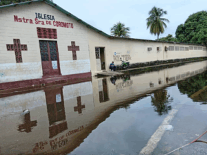 El Orinoco llegó a las puertas de una escuela en Puerto Ayacucho