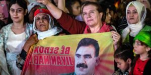 El PKK kurdo depone las armas en una ceremonia en Irak