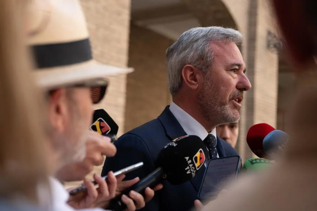El PSOE acusa a Jorge Azcón de estar "ausente" ante la dana y le apoda 'MAzcón' por "desentenderse" de Aragón