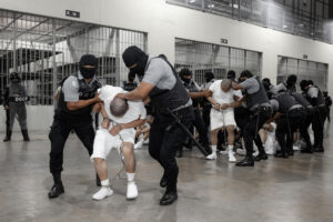 El Salvador asegura que EEUU tiene “jurisdicción y responsabilidad legal” sobre los inmigrantes deportados al Cecot - AlbertoNews