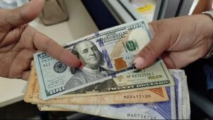 El bolívar cayó más del 50 % frente al dólar en los primeros seis meses del 2025