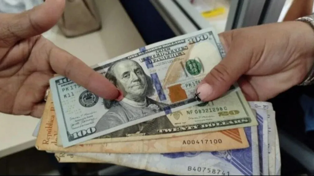 El bolívar cayó más del 50 % frente al dólar en los primeros seis meses del 2025