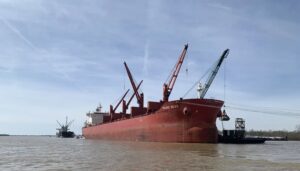 El buque atacado por los hutíes en el mar Rojo se está hundiendo, según medios griegos - AlbertoNews