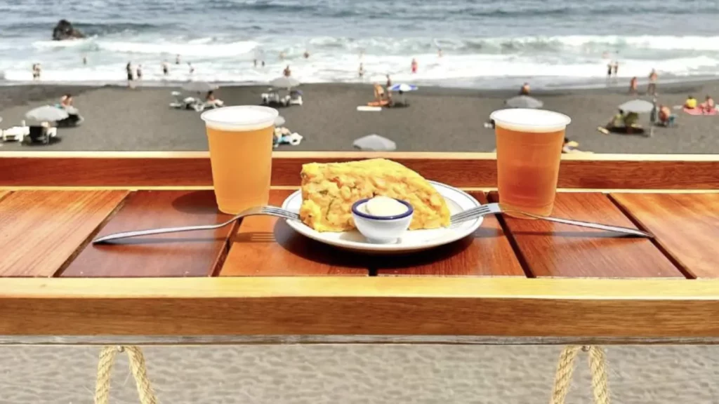 El chiringuito frente a una de las playas más bonitas de Canarias para comer por menos de 30 euros