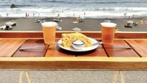 El chiringuito frente a una de las playas más bonitas de Canarias para comer por menos de 30 euros