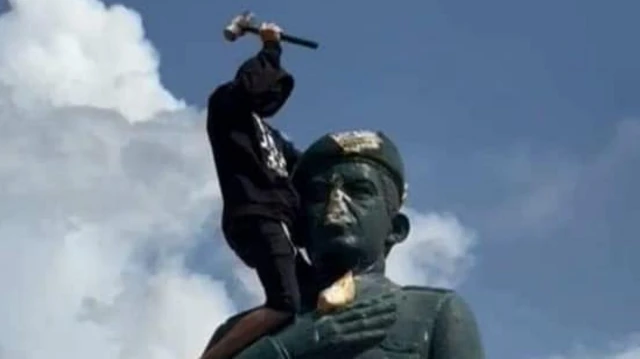 estatuas de Chávez derribadas
