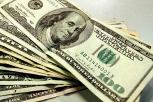 Bajaron precios para la venta en la banca: Dólar oficial subió 0,79% y se cotizará en Bs.352,71 este viernes