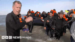 El dramático momento en el que la policía francesa raja una lancha hinchable con la que un grupo de migrantes trataba de llegar a Reino Unido
