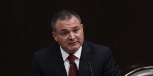 El exsecretario de seguridad de México compartirá prisión con El Chapo Guzmán en EE.UU.