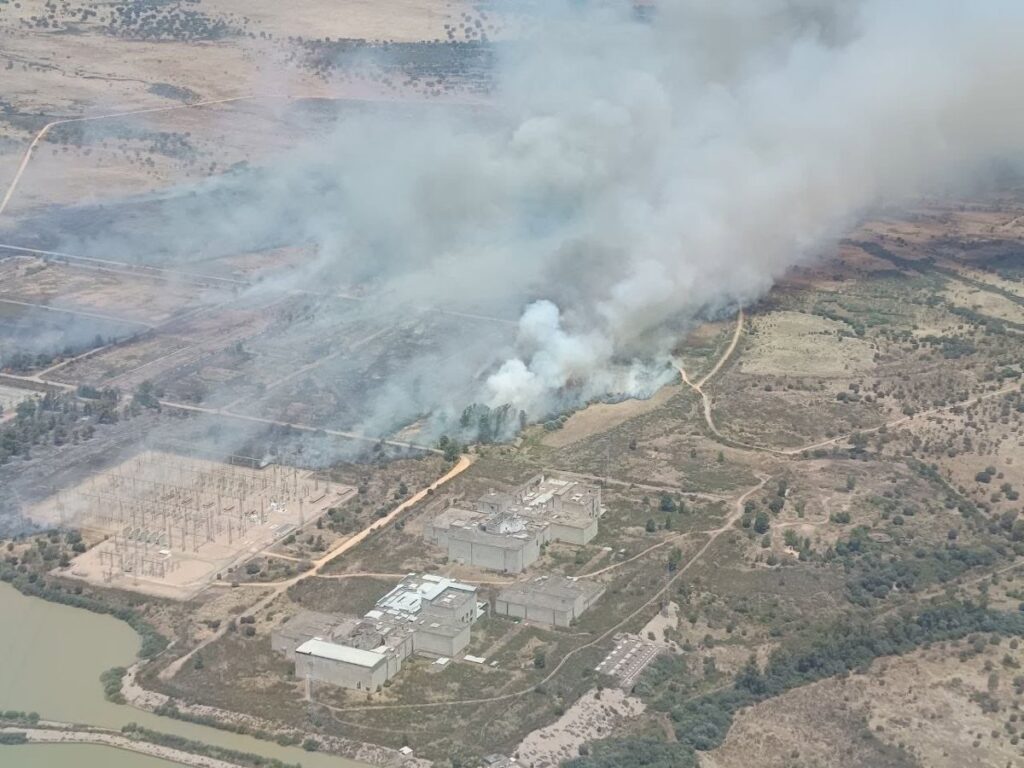 El incendio de Valdecaballeros obliga a evacuar a 440 personas de un camping y de Cíjara
